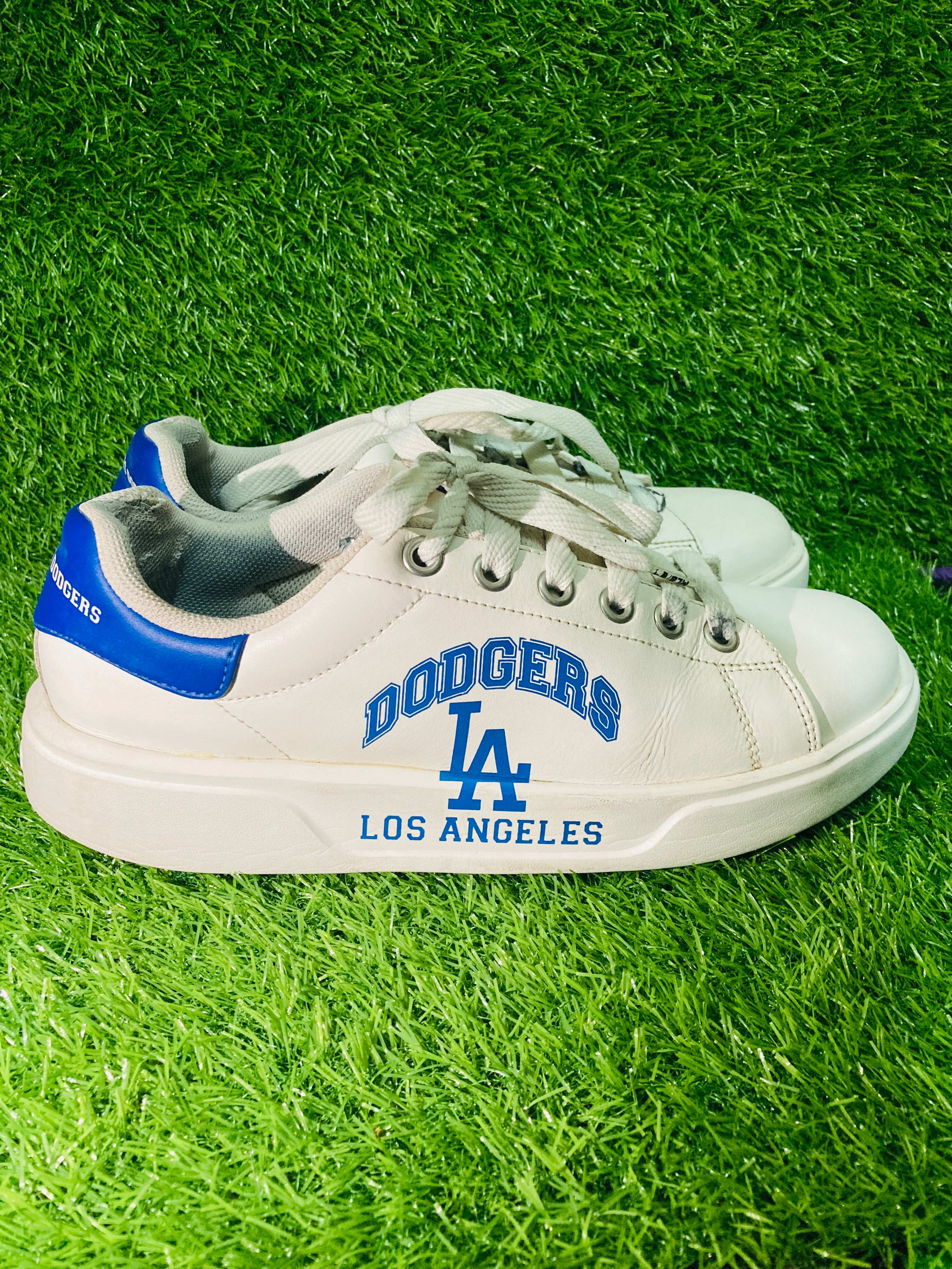MLB Korea Chunky Classic Varsity "Los Angeles Dodgers" Sneakers (Off-White / Royal Blue) — view 1