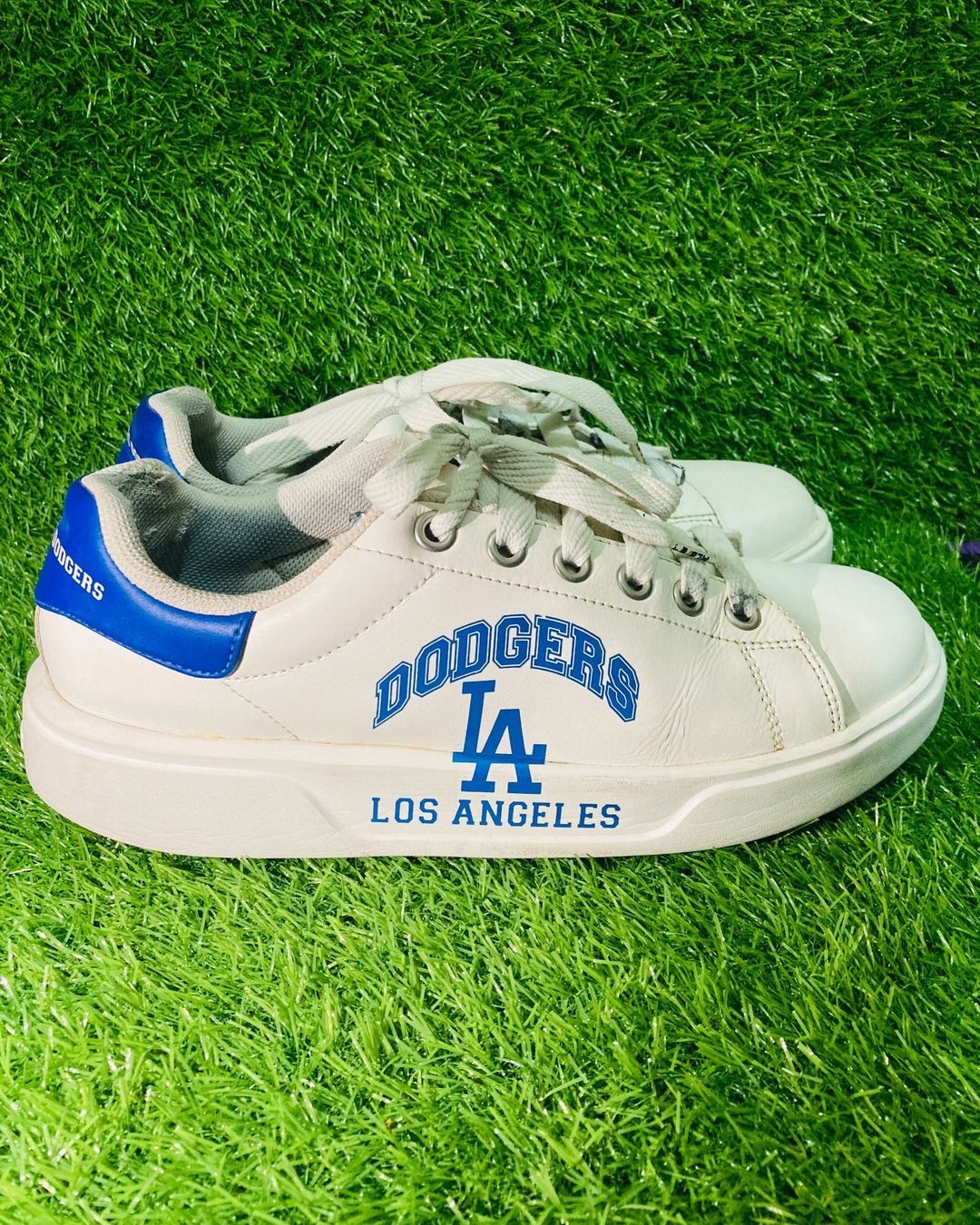 MLB Korea Chunky Classic Varsity "Los Angeles Dodgers" Sneakers (Off-White / Royal Blue) — view 1